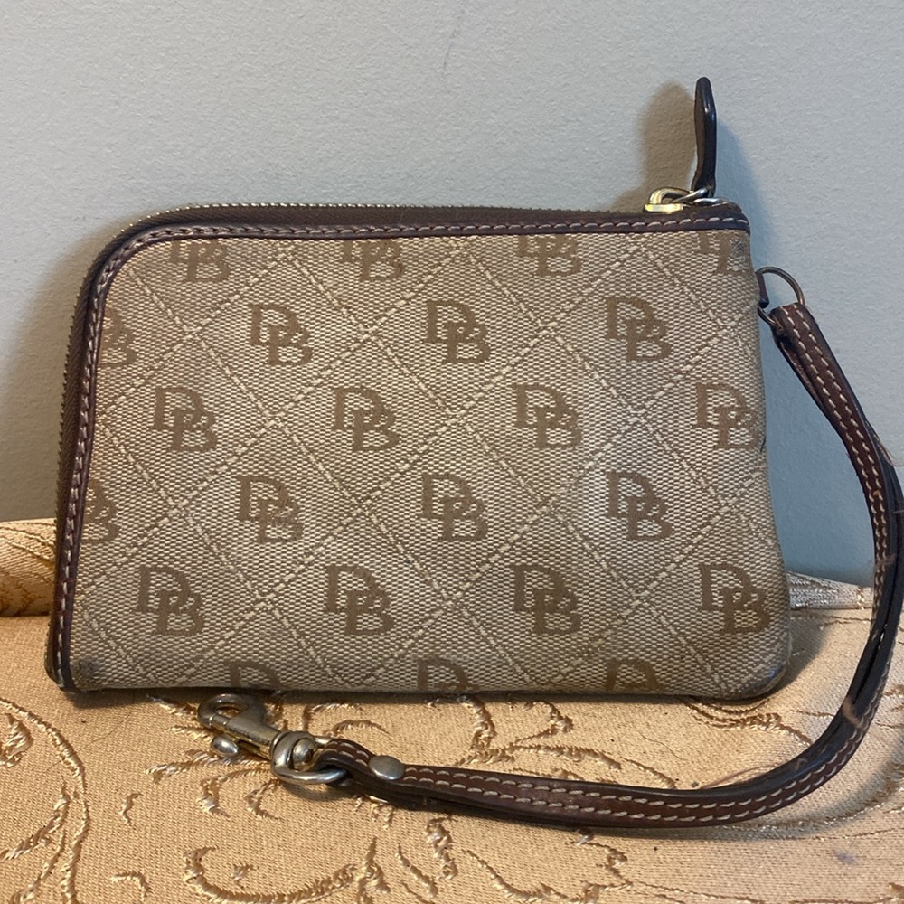 Dooney and Bourke wristlet - Picture 3 of 5